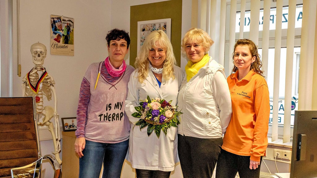Die Praxis Andrea Hackl-Kleinschmitdt feiert 30 Jahre. Das Team mit Sandra Kleinschmidt, Marlene Kleinwächter, Jana Koppehel.