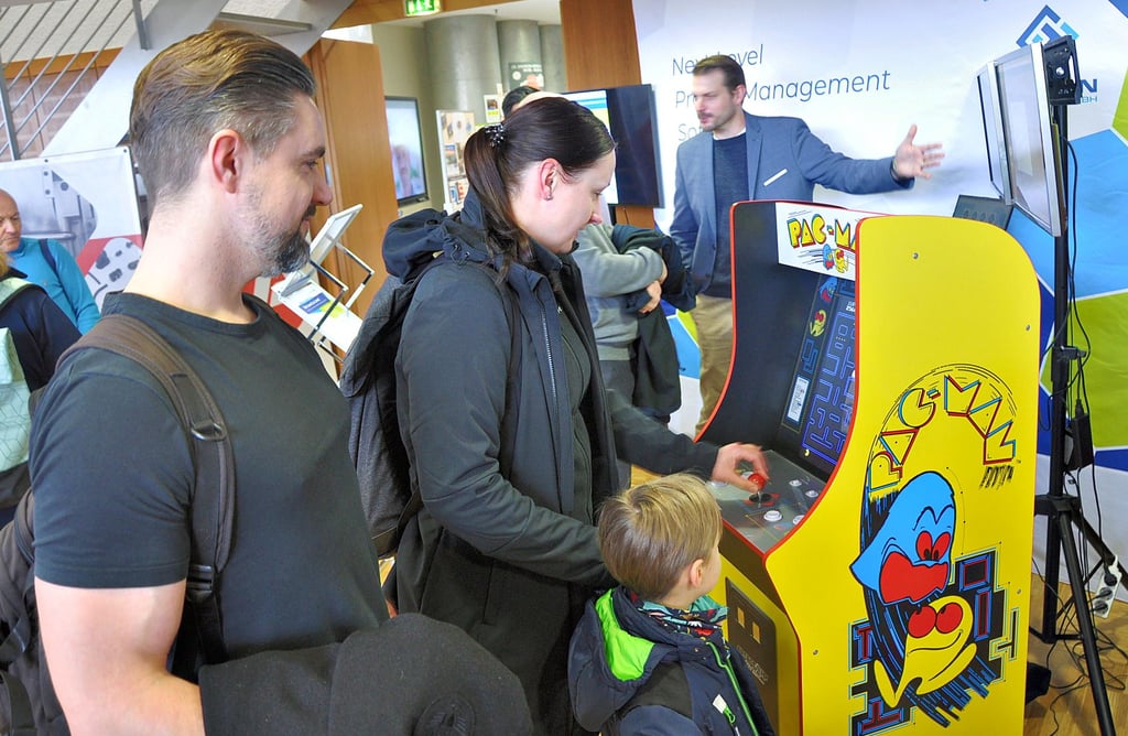 Auf dem Rückkehrertag des Landkreises Stendal in Stendal lockte die Firma Coman-Software aus Stendal Bewerber mit einem alten Pac-Man-Automaten an ihren Stand.
