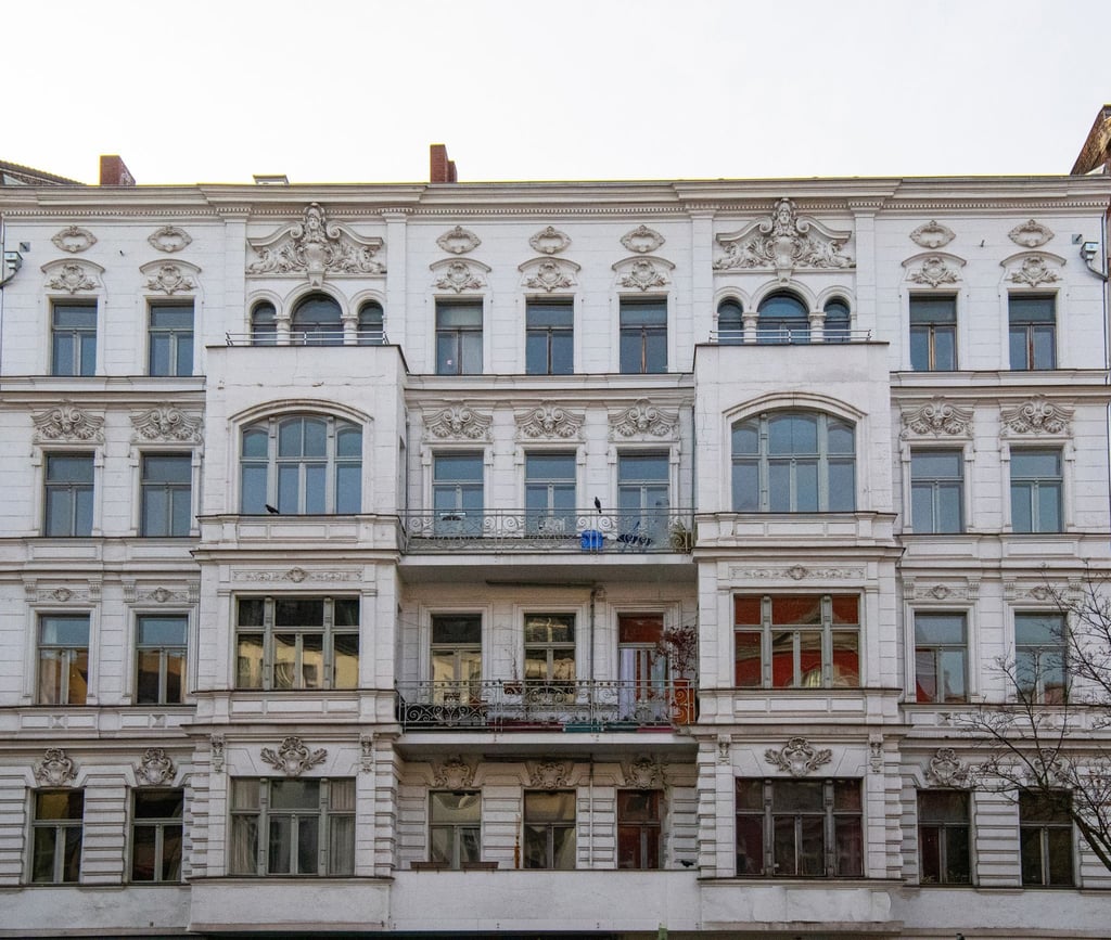 Wechselt eine vermietete Wohnung den Eigentümer, ist das für Mieterinnen und Mieter oft ein Schreck. Dabei sind sie ganz und gar nicht einflusslos.