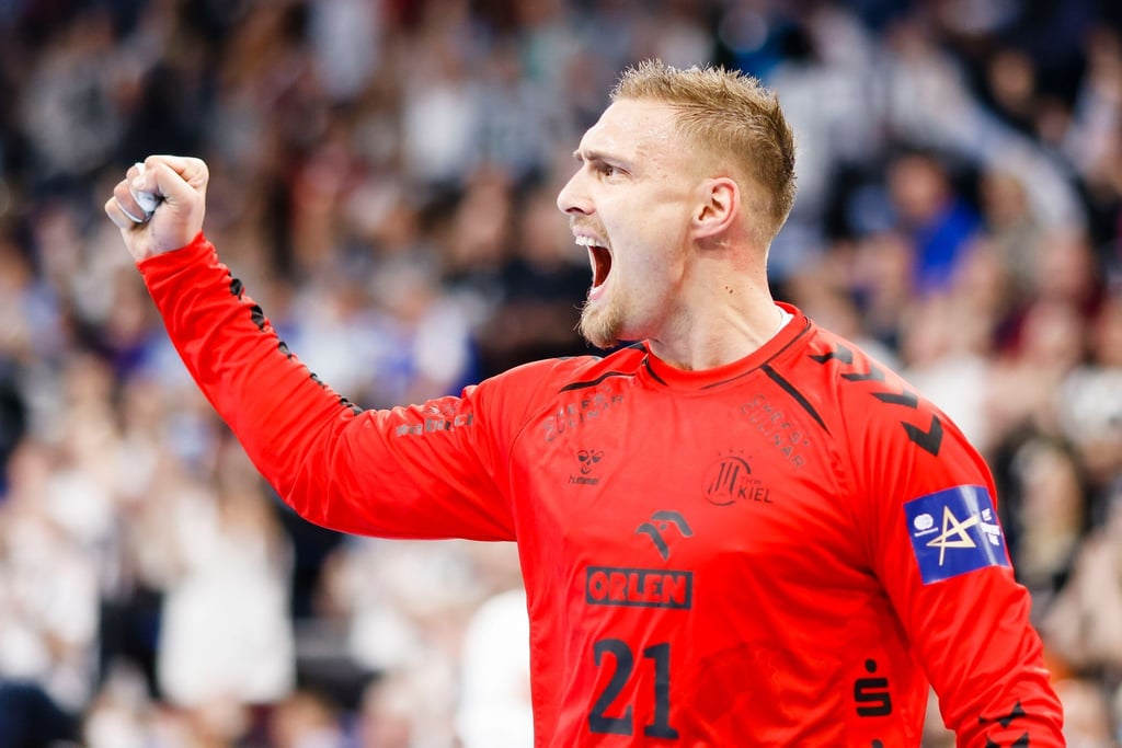 Kiels Torwart Dario Quenstedt jubelt nach einer Parade.