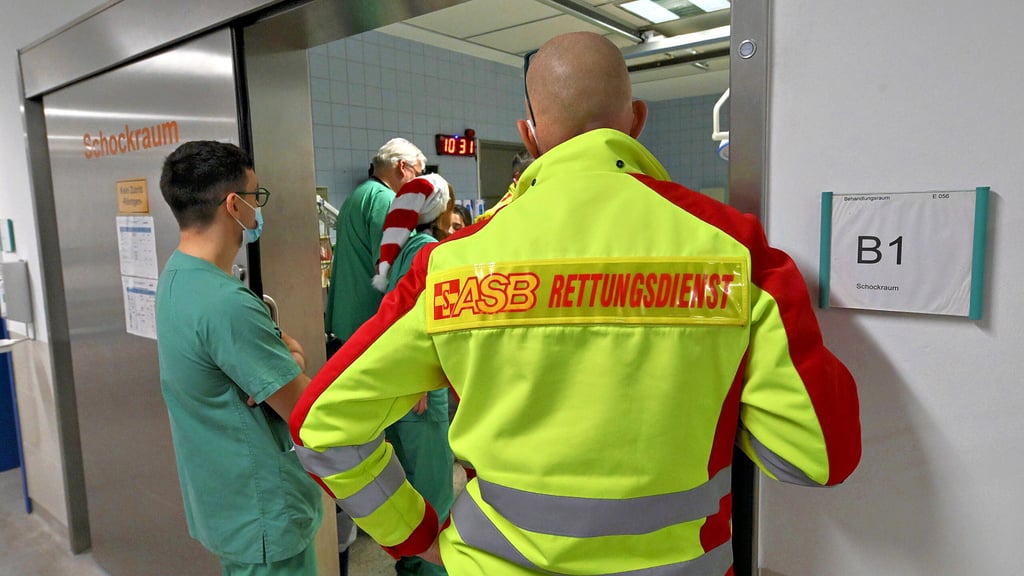 Die Rettungskräfte vom ASB haben gerade einen neuen Patienten in die Notfallaufnahme gebracht.