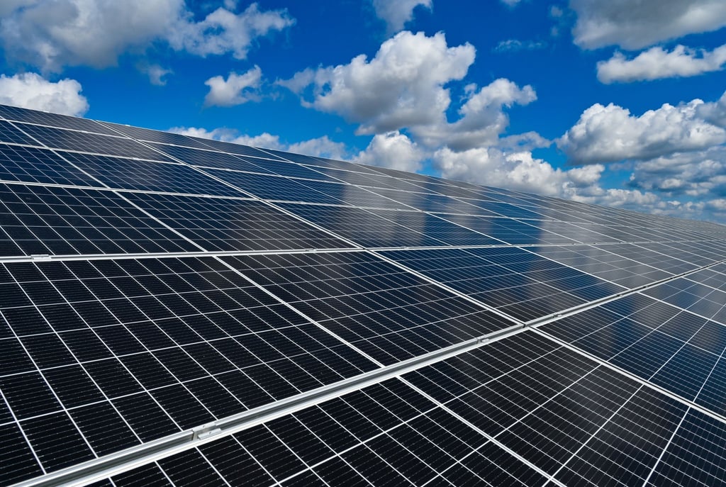 Ein Solarpark unter wolkigem Himmel.