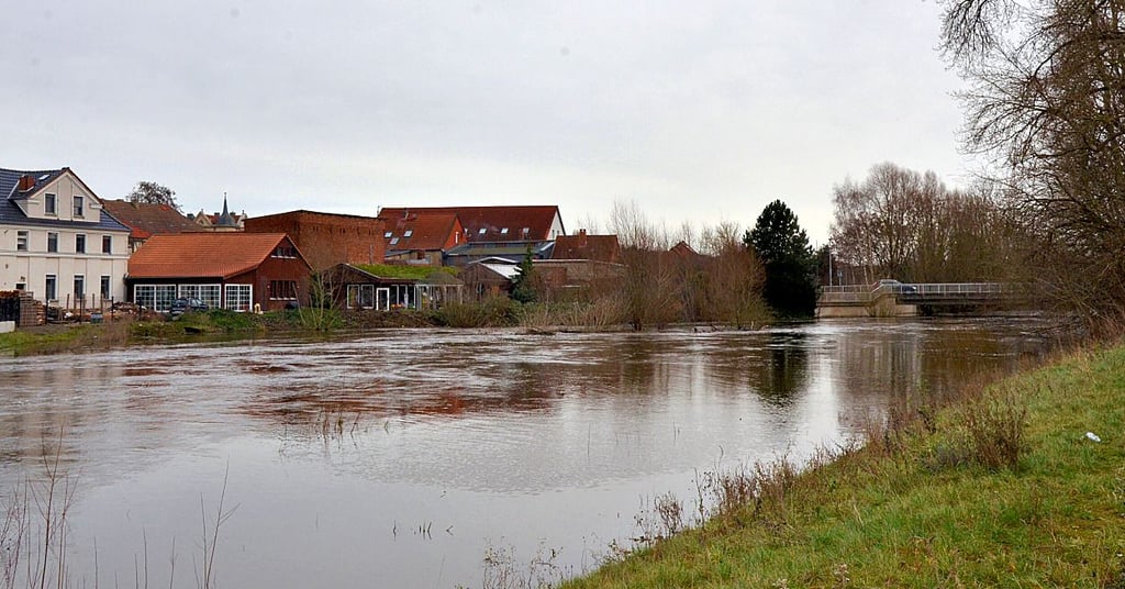 Hochwasser in Sachsen-Anhalt: Die Bode in Oschersleben führt so viel Wasser wie noch nie in diesem Jahr. Mittlerweile sinkt der Pegel wieder leicht.