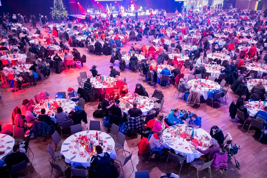 Obdachlose und Bedürftige bei der 29. Weihnachtsfeier für Obdachlose und Bedürftige des Sängers Frank Zander im Berliner Hotel Estrel.