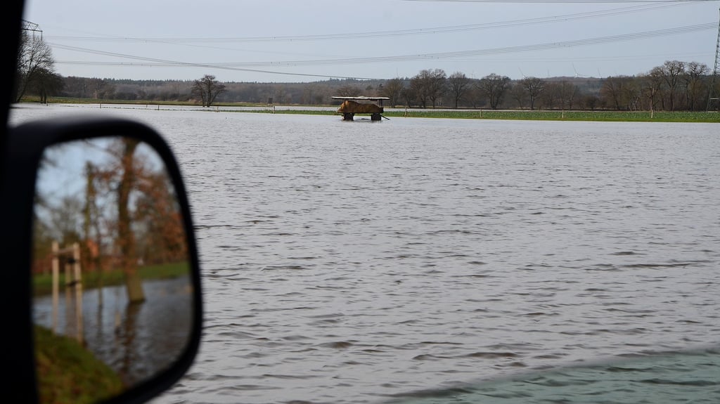Hochwasser in der altmark: Autofahrer nahe Dobbrun bei Osterburg (Altmark) schauen teilweise in beide Richtungen nur noch auf Wasser. In den sozialen Medien kursieren Bilder und Videos dazu.