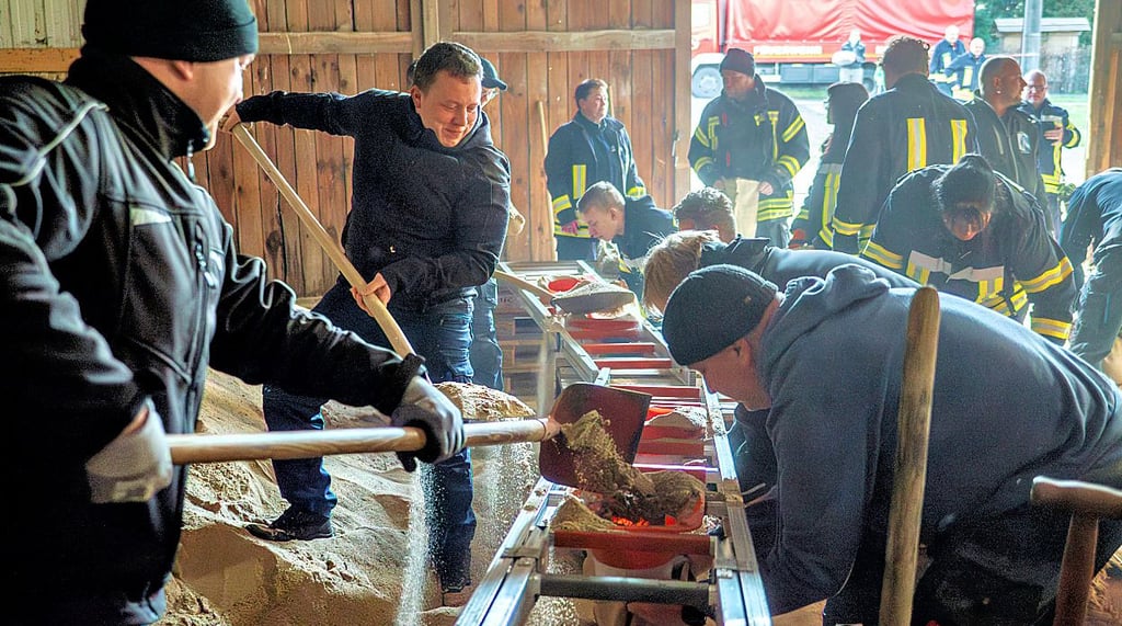 Rund 40 freiwillige Helferinnen und Helfer haben gestern Vormittag in Leitzkau dabei geholfen, 1500 Sandsäcke zu füllen.