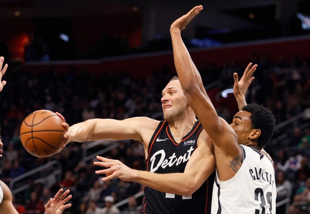 Bojan Bogdanovic (l) von den Detroit Pistons im Zweikampf mit Brooklyns Nic Claxton.
