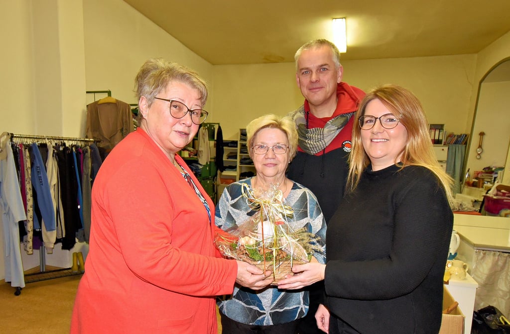 Hauptamtsleiterin Dagmar Witzke (l.), Sachbearbeiterin Daniela Demuth sowie der Leiter der Egelner Tafel Sebastian Groß bedanken sich bei Silvia Maaß (2.v.l.) für ihr jahrelanges Engagement in der Kleiderkammer der Stadt Egeln, die jetzt von der Klusstiftung übernommen wird.