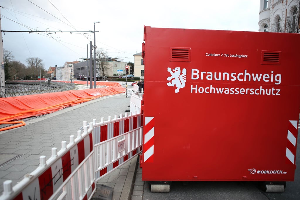 Ein Hochwasserschutz-Container der Feuerwehr steht in der Straße Kalenwall.
