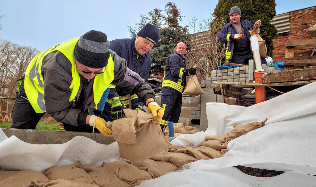 An der Böschung eines Grundstückes in Dornburg, das direkt am Ende der Hauptstraße an den Dorfteich grenzt, wurden gestern 500 Sandsäcke verbaut. Damit soll das Abrutschen der Böschung bei einem weiteren Anstieg der Elbe und damit des Teiches verhindert werden.