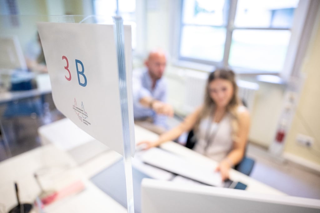 Zwei Mitarbeiter arbeiten im Ausbildungsbürgeramt.