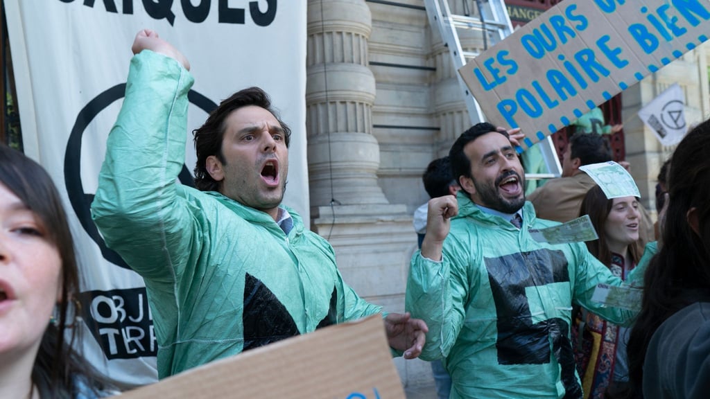Pio Marmaï als Albert und Jonathan Cohen (r) als Bruno in einer Szene des Films "Black Friday For Future".