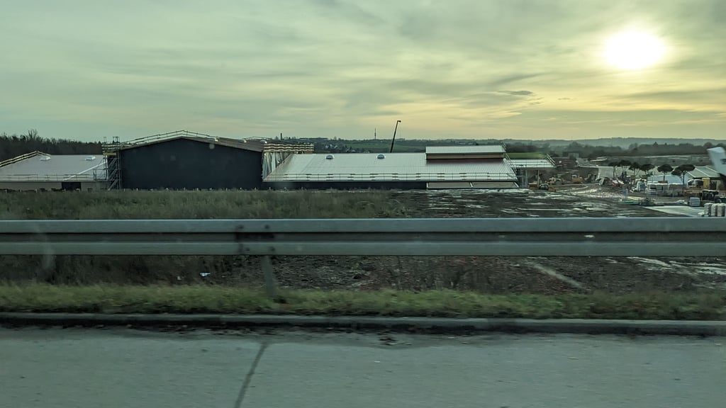 Von der Autobahn A14 aus ist das neue Karls Erlebnisdorf in Döbeln nicht mehr zu übersehen. Rechts im Bild die 6 Kiefern von der Ostsee.