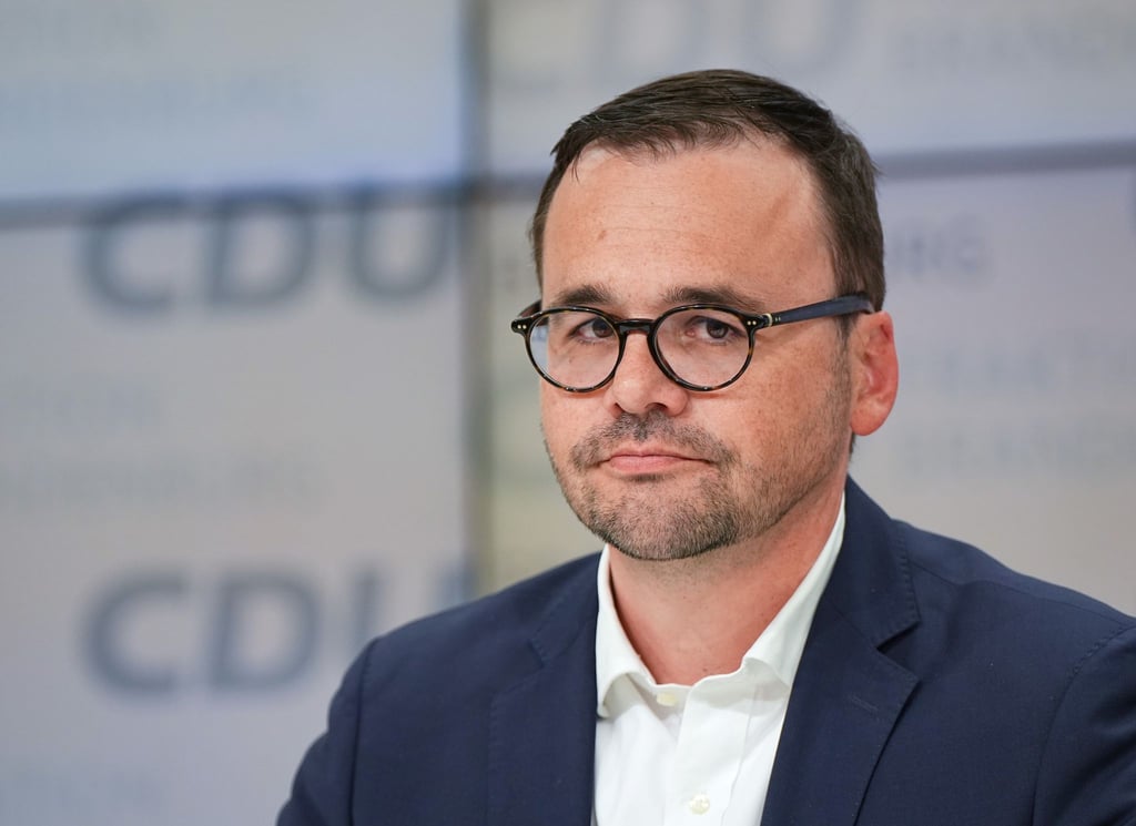 Jan Redmann, Brandenburger CDU-Fraktionsvorsitzender, während einer Pressekonferenz.