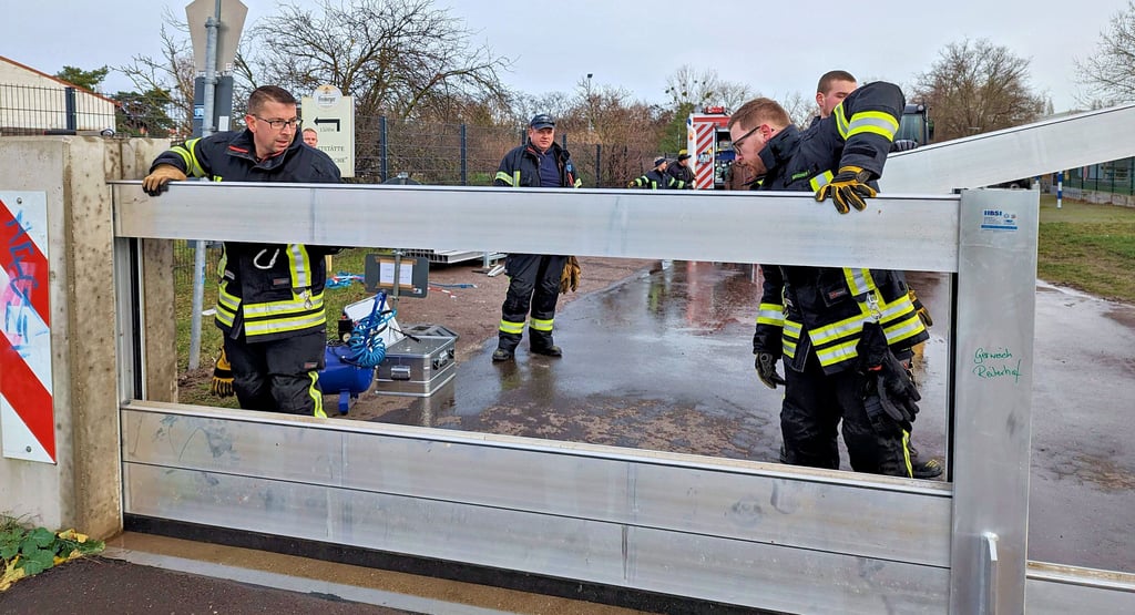 Die Feuerwehr Gerwisch schloss am Mittwoch vorsorglich und auf Empfehlung des LHW die mobile Hochwasserschutzwand am Ende der August-Bebel-Straße, also direkt zwischen Reiterhof und Kombüse.