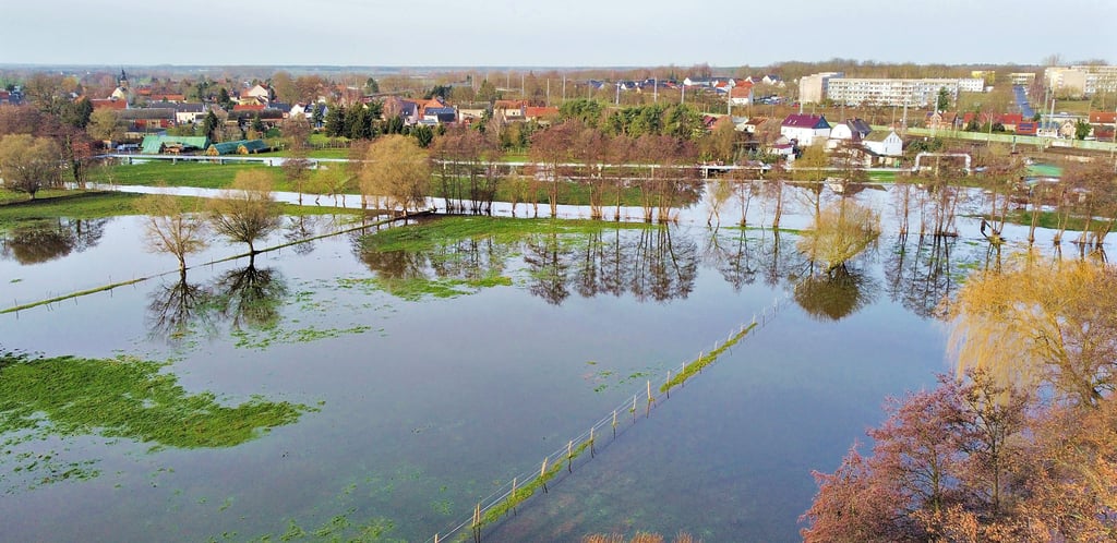 Im Stendaler Ortsteil Wahrburg ist die Uchte über die Ufer getreten.