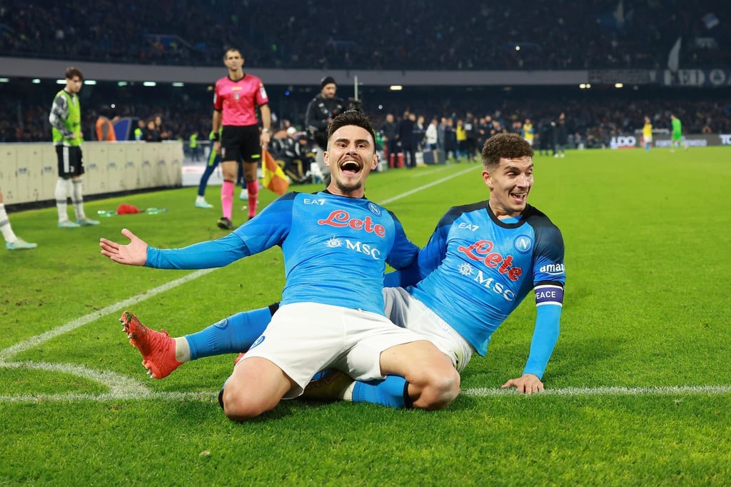 Eljif Elmas (l) wechselt aus Neapel nach Leipzig.