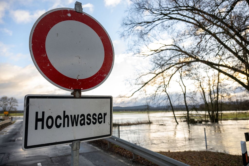 Ein Schild warnt vor Hochwasser.