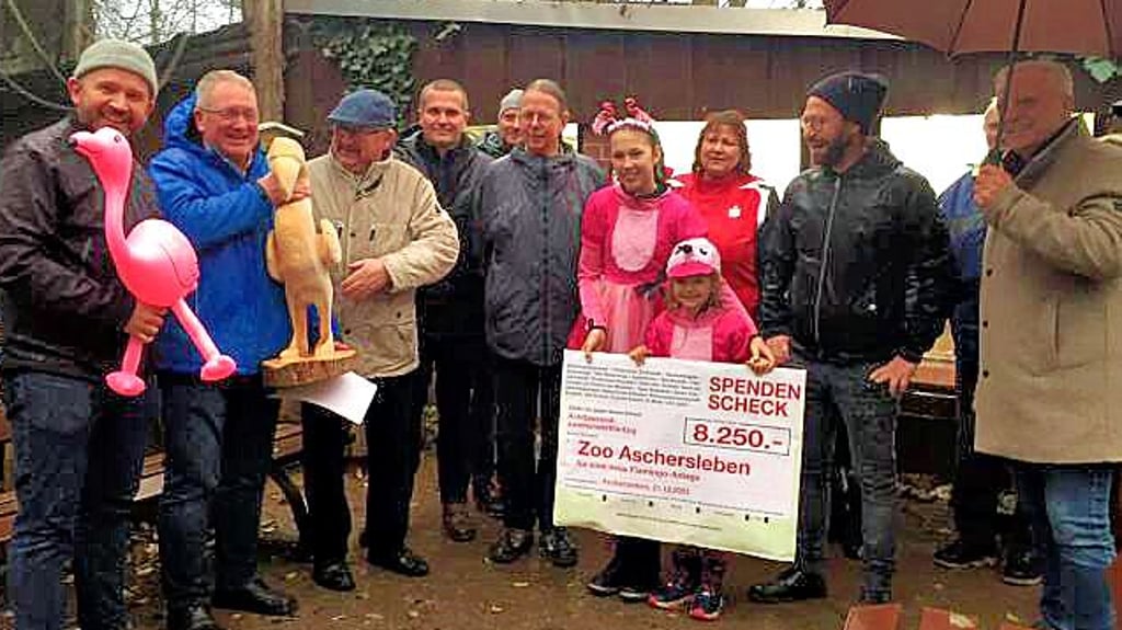 Eine große Runde: Alle Beteiligten überreichen den Erlös aus der Tombola für das neue Flamingohaus im Ascherslebener Zoo.