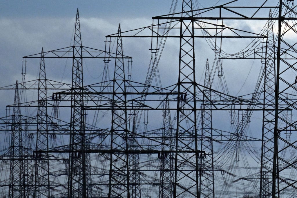 Strommasten auf einem Acker. „Die Zeit der billigen Energie ist vorbei“, meint Netzagenturchef Müller.