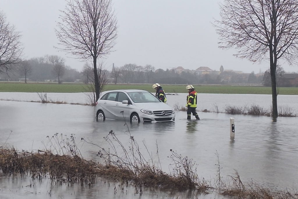 Wie hier in Raguhn-Jeßnitz kämpfen viele Orte in Sachsen-Anhalt derzeit mit dem Hochwasser. Teils steigen die Pergel immer weiter.
