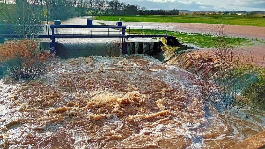 Als reißender Fluss zeigt sich die Aller in diesen Tagen in der Region Weferlingen in der Nähe der Staakmühle.