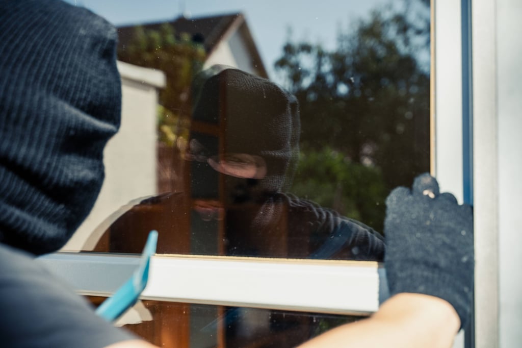Durch das Einschlagen der Scheibe gelangten die mutmaßlichen Diebe in das Friseurgeschäft in Gommern.