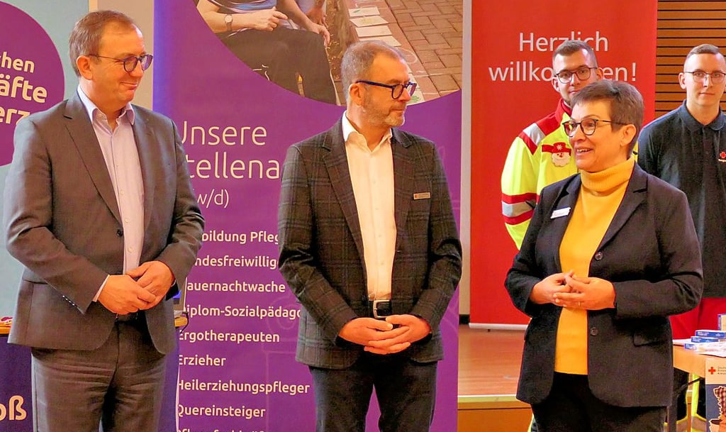 Heike Schittko (von rechts), Hans-Michael Strube und Markus Bauer eröffnen die diesjährige Karrieremesse im Sparkassenschiff Staßfurt.