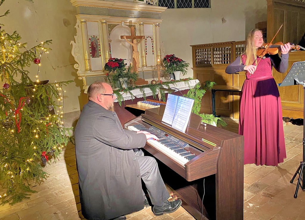 Mit adventlicher Musik gastierten Nando Lierath und Maria Just in der Briester Kapelle.