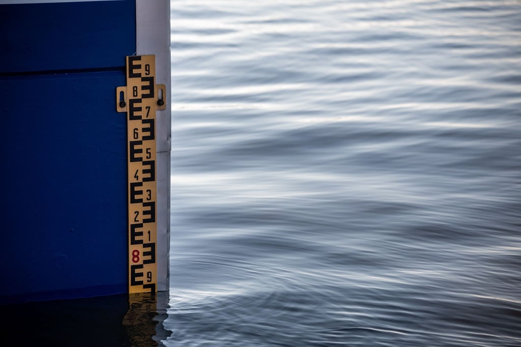 Für die Elbe in Dresden gilt Hochwasser-Warnstufe 3. Eine Markierung zeigt den Wasserstand an.