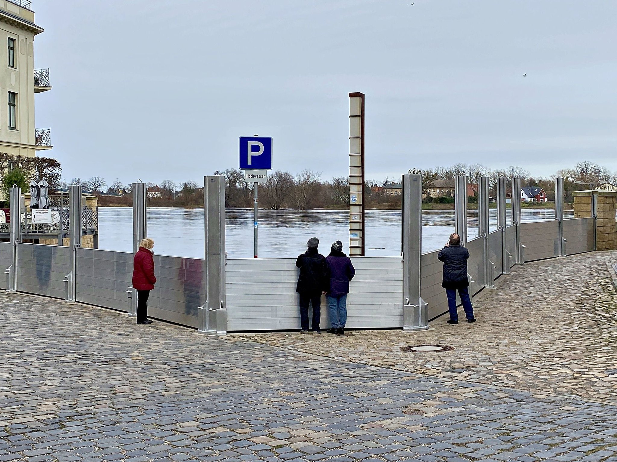 Hochwasser in SachsenAnhalt die Elbe bei Schönebeck Pretziener