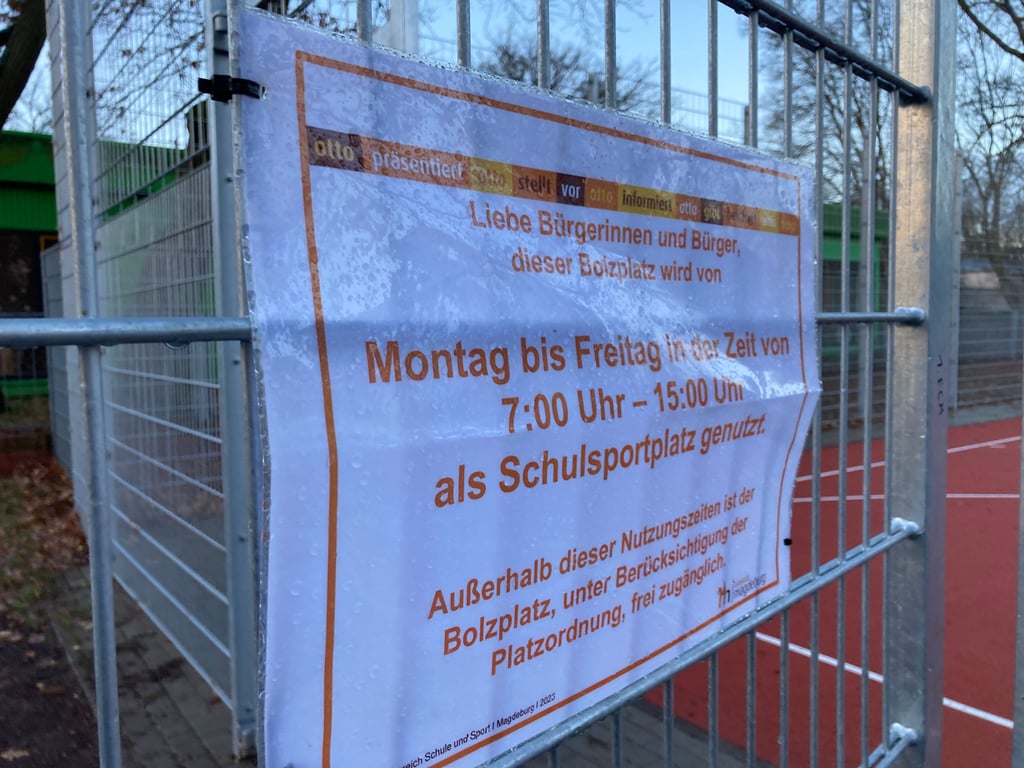 Diese Schild am Eingang weist auf die Teilnutzung als Schulsportplatz hin.