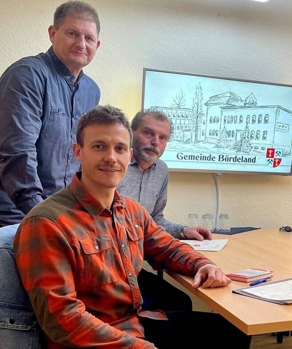 Bürgermeister Marco Schmoldt (von links), Auszubildender Max Koziol und Bauamtsleiter Ronald Funke bei der Vertragsunterzeichnung. Nicht auf dem Foto ist Ausbilder Florian Hitschfel, er freut sich aber genauso über den neuen Lehrling.