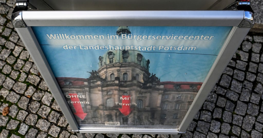 Auf einem Schild am Rathaus steht „Willkommen im Bürgerservicesenter der Landeshauptstadt Potsdam“.