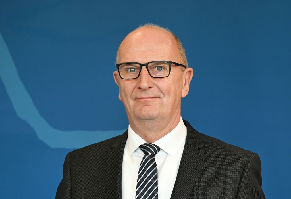 Dietmar Woidke (SPD), Ministerpräsident von Brandenburg, schaut in die Kamera.