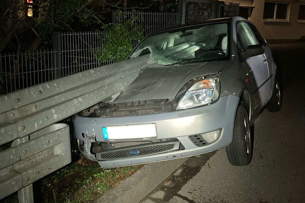 Das von einer Leitplanke durchbohrte Auto steht nach dem Unfall am Straßenrand.