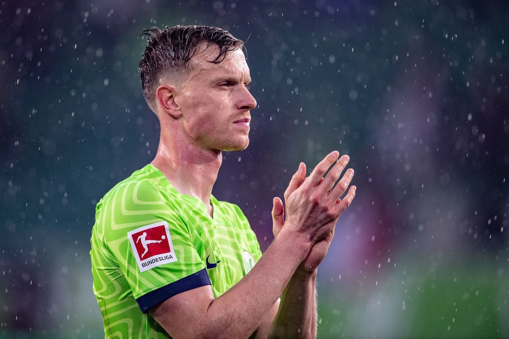 Wolfsburgs Yannick Gerhardt klatscht nach dem Schlusspfiff.