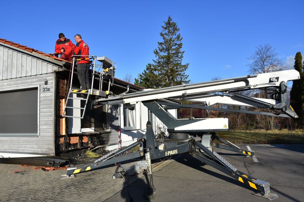 Die Firma Raue Bedachungen hat am Freitagmorgen den Brandschaden am Ärztehaus Oehrenfeld provorisch ausgebessert.