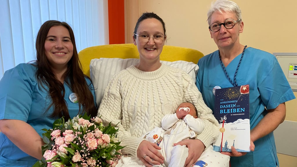 Benno und seine Mutter Stephanie Kranz wurden im Wernigeröder Harzklinikum von den Hebammen Antonia Roßbach (links) und Kerstin Meybohm betreut.