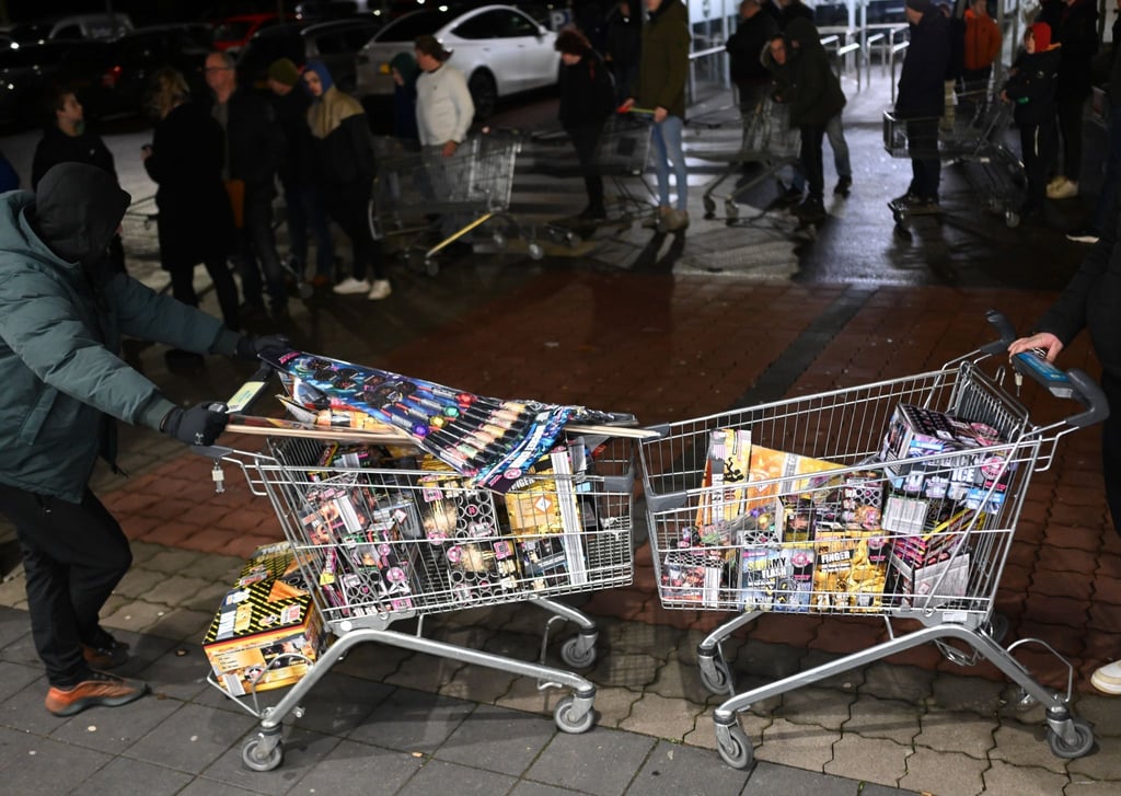 Junge Niederländer sind extra angereist, um zu Beginn des Verkaufs von Silvesterfeuerwerk bei einem Discounter in der Grenzregion deutsches Feuerwerk einzukaufen.