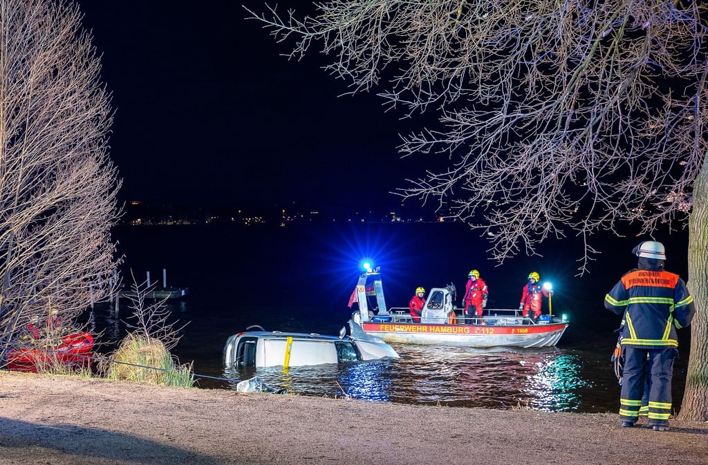 Einsatzkräfte der Feuerwehr bergen das Auto aus der Außenalster.