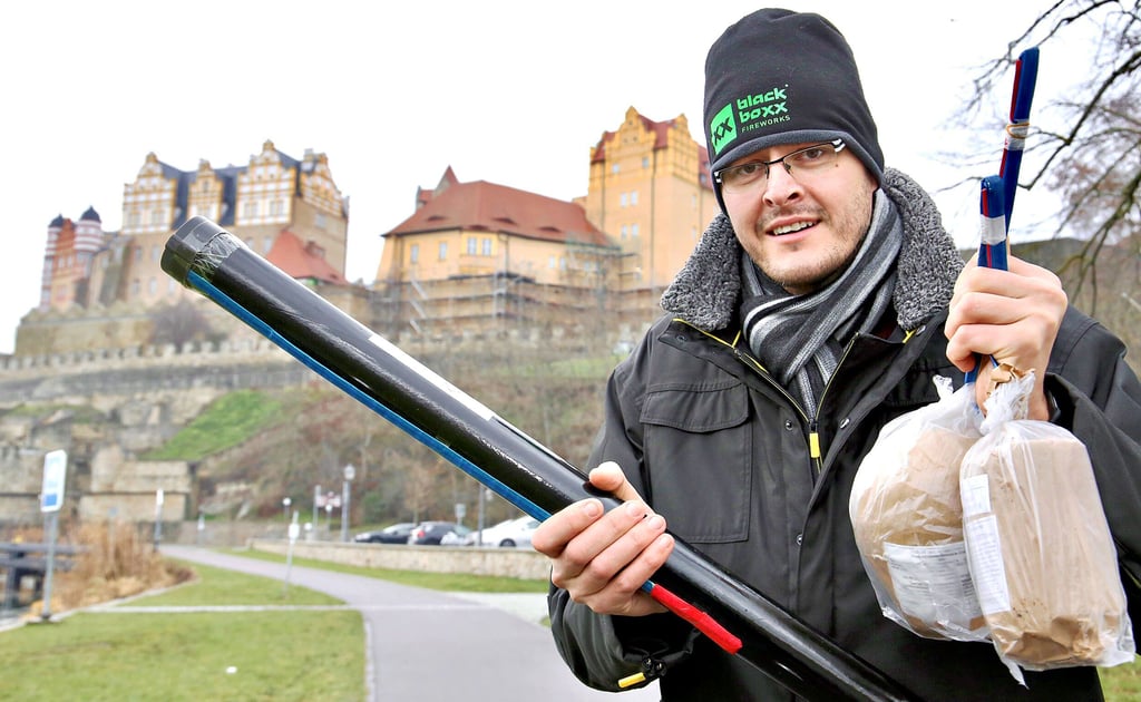 Michael Funke aus Bründel kreiert zum zweiten Mal die Pyroshow über Schloss Bernburg.