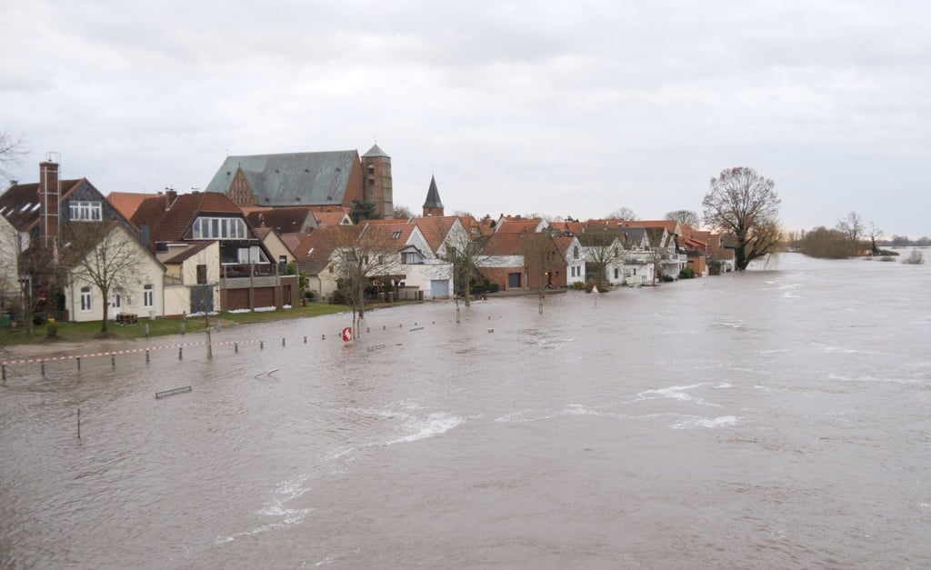 Blick über Wassermassen der hochwasserführenden Aller auf die Stadt Verden an an der Aller.