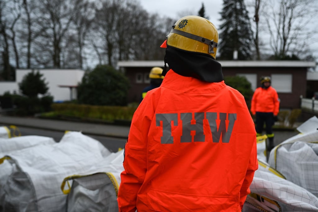 Einsatzkräfte der Feuerwehr und des Technischen Hilfswerks (THW).