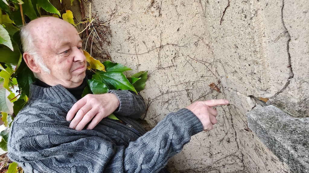 Lutz Jüngling zeigt die Schäden am Vorbau des Hauses.