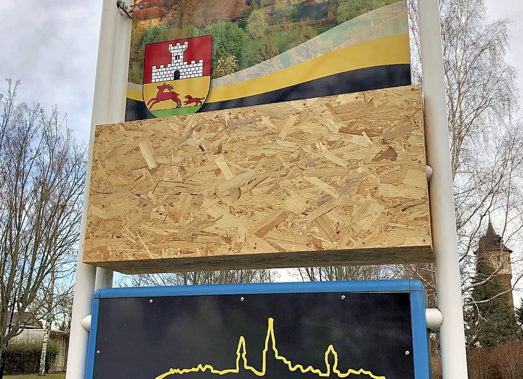 Mit mehreren OSB-Platten wurde die Anzeige der Uhr am Hohenmölsener Busbahnhof gesichert.