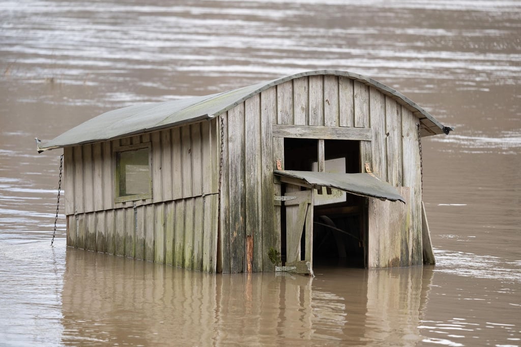Ein Holzhaus versinkt im Hochwasser der Elbe. Die Hochwasserlage bleibt in Sachsen vor allem an der Elbe angespannt.