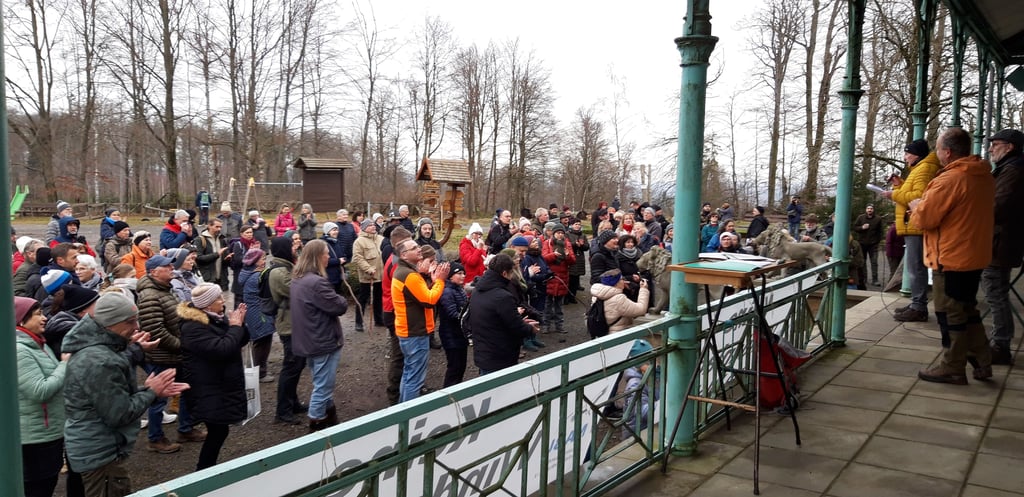 Ihren lautstarken Protest gegen Windkraftpläne im Wald haben Teilnehmer einer Sternwanderung am Josephskreuz bei Stolberg vorgetragen.
