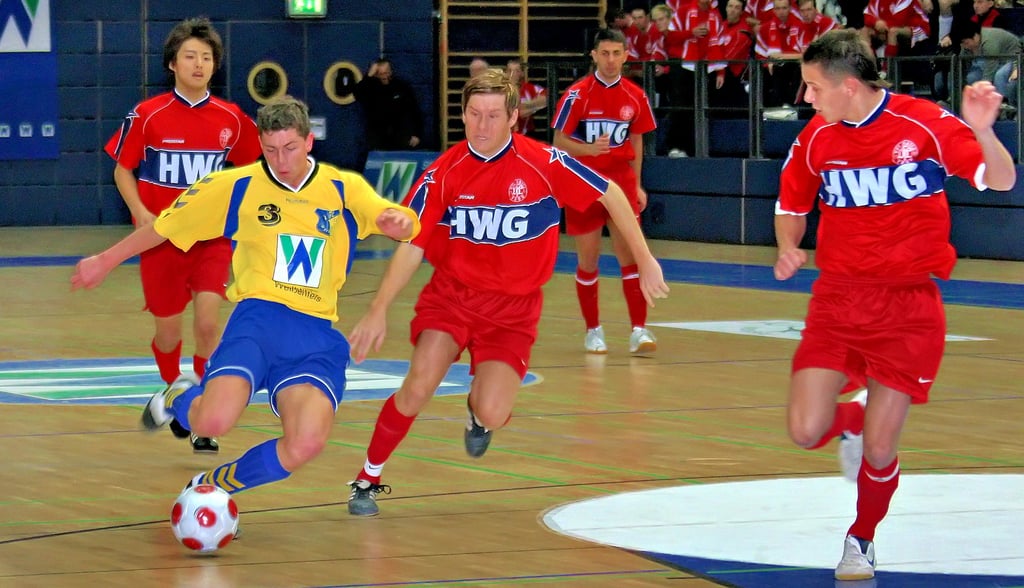 Der Stadtwerke-Cup besitzt in Weißenfels eine lange Tradition – seit 2002 wird das Fußball-Hallenturnier ausgetragen. Hier eine Szene vom Turnier im Dezember 2008, als in einem Spiel der 1. FC Weißenfels (in Gelb) auf den VfL Halle 96 traf.