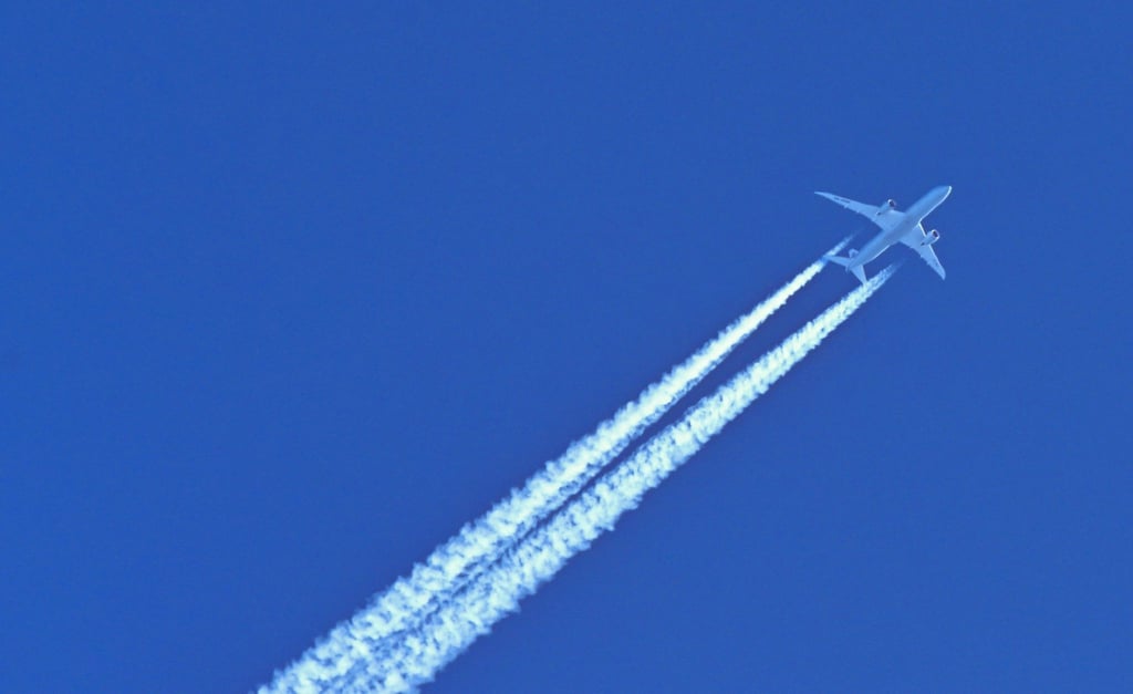 Wer auf das Fliegen verzichtet, verbessert seine CO2-Bilanz klar.